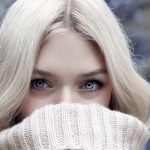 Kobieta w swetrze – pielęgnacja skóry zimą